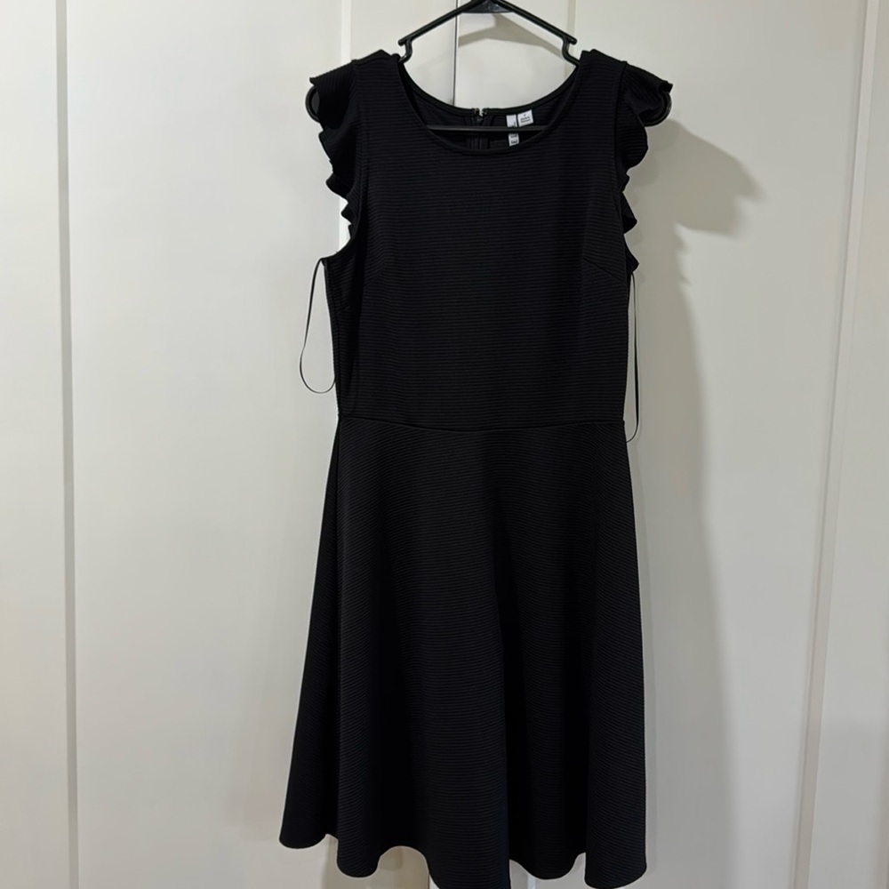 Elle Scallop Flutter Sleeve Dress - Size S